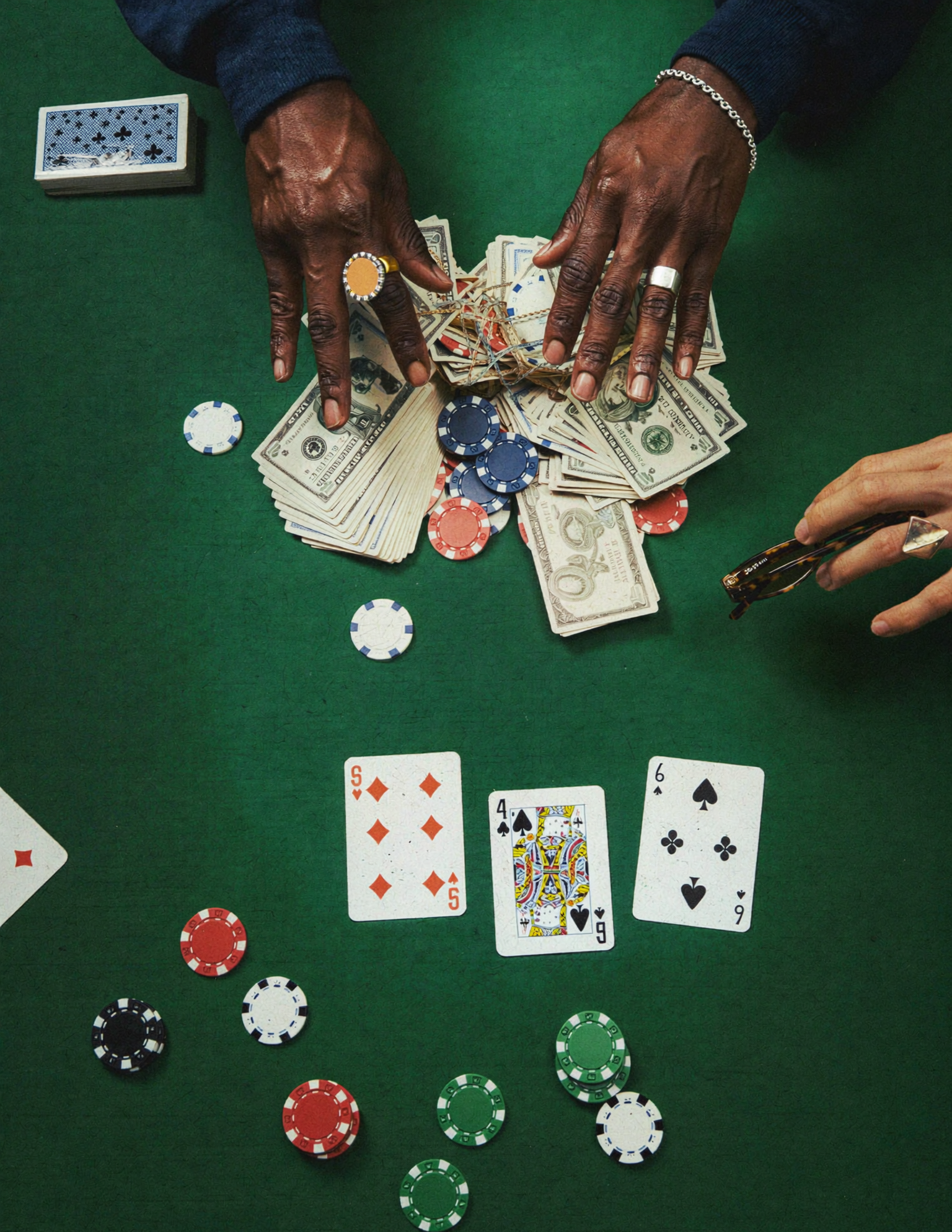 mãos jogando cartas